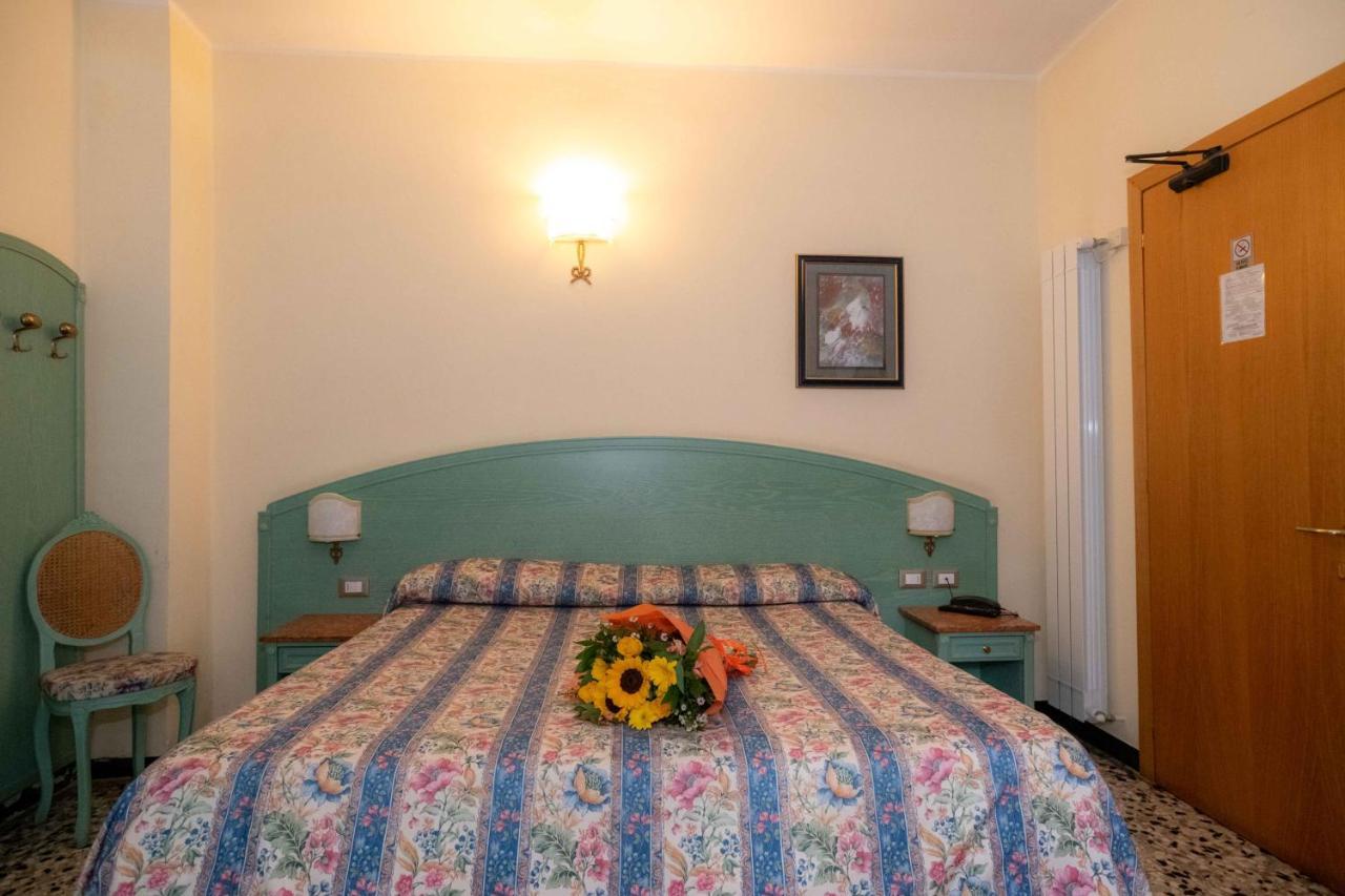Hotel Magnolia Альбенга Экстерьер фото